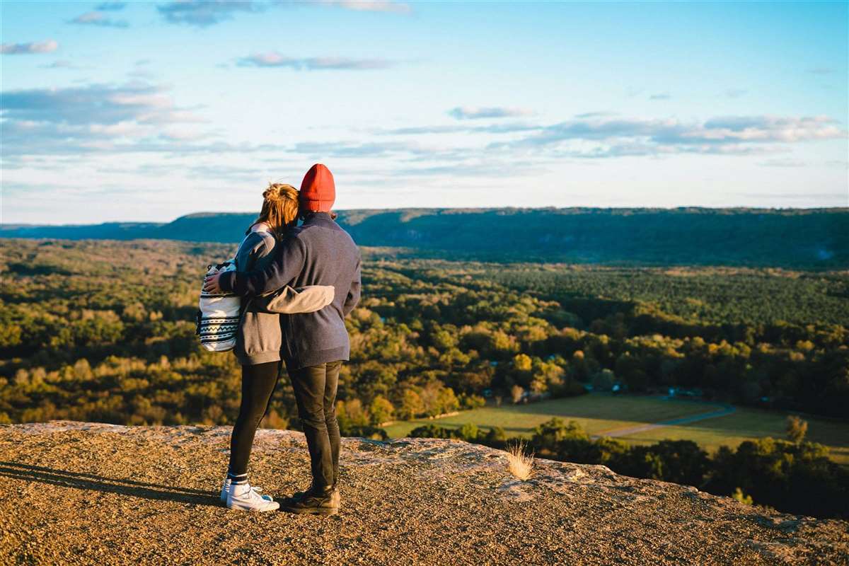Couple exploring Sri Lanka with TraveLinea